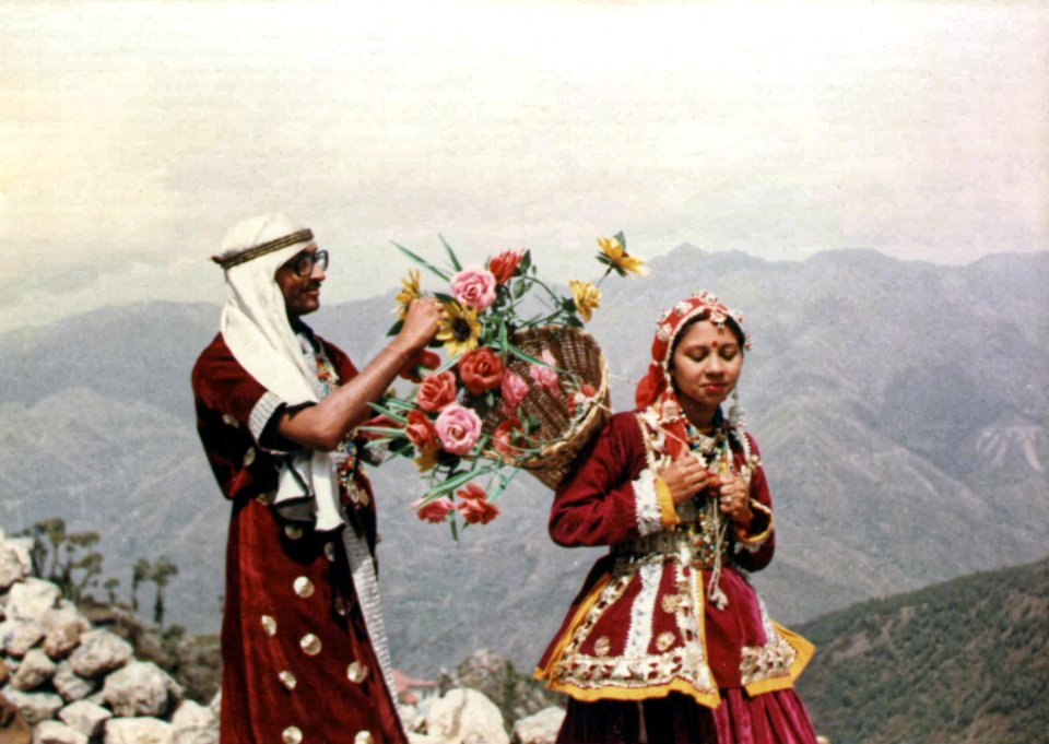 Honeymooning couple at Gun hill in Mussoorie 01