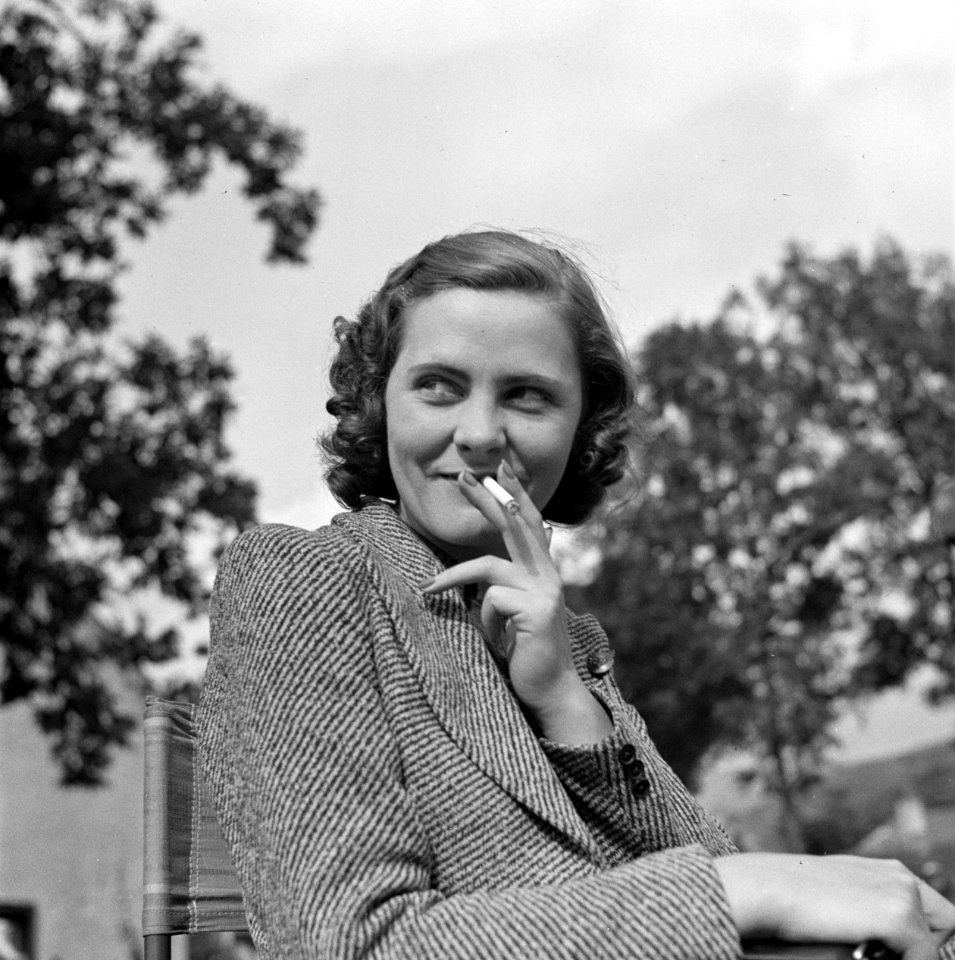 Hollywoodactrice Doreen Sinclair met sigaret, Bestanddeelnr 254-2824