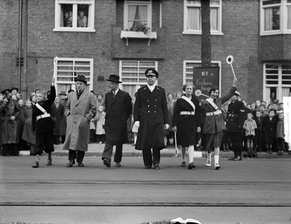 Honderdste verkeersbrigade Klaar-over in de Cornelis Krusemanstraat, Bestanddeelnr 904-2654