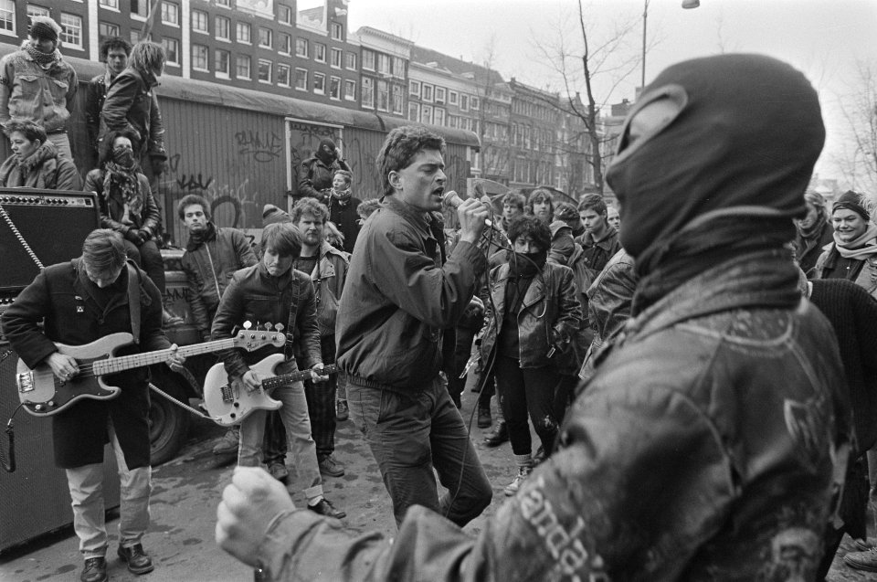 Honderden krakers demonstreren in Amsterdam tegen leegstandswet muziek en dans , Bestanddeelnr 933-9118