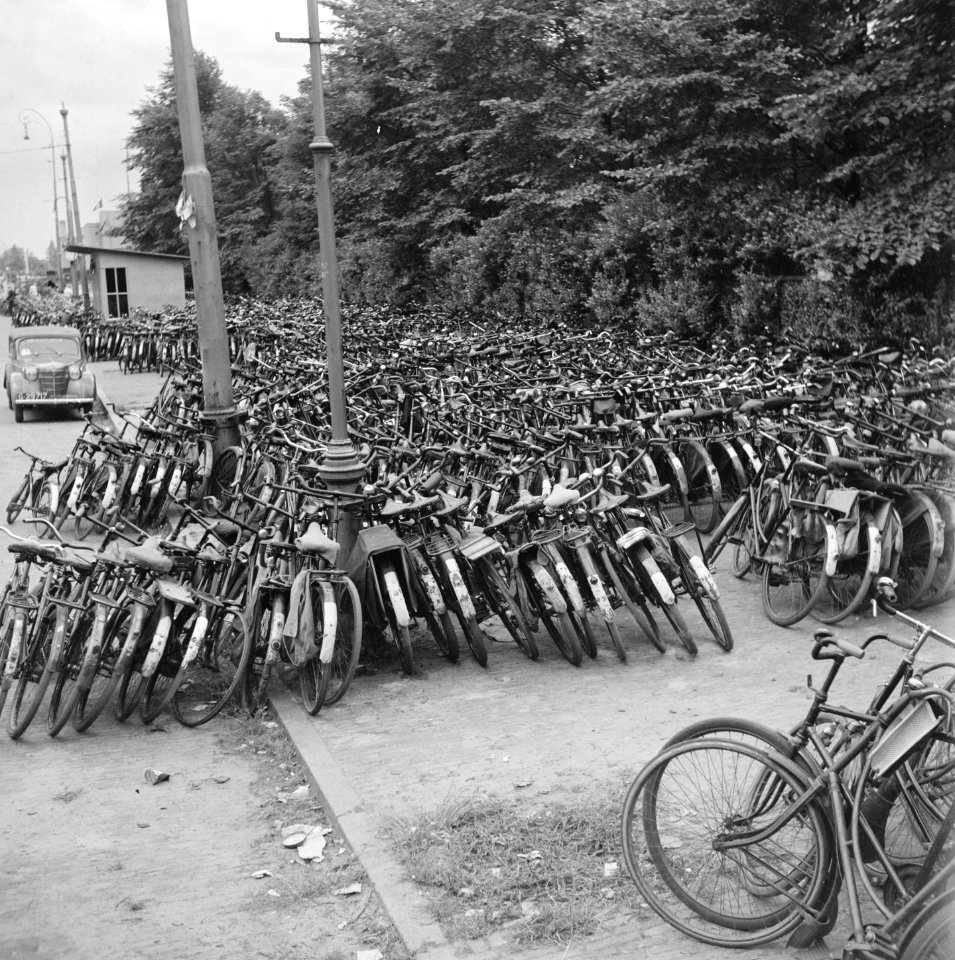Honderden fietsen staan geparkeerd langs de weg, Bestanddeelnr 900-4596