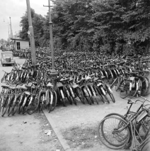 Honderden fietsen staan geparkeerd langs de weg, Bestanddeelnr 900-4596