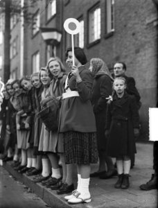 Honderdste verkeersbrigade Klaar-over in de Cornelis Krusemanstraat, Bestanddeelnr 904-2655