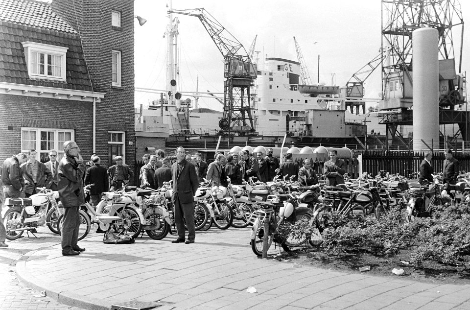 Honderdvijftig arbeiders bij ADM ontslagen, de arbeiders voor de poort, Bestanddeelnr 919-2694