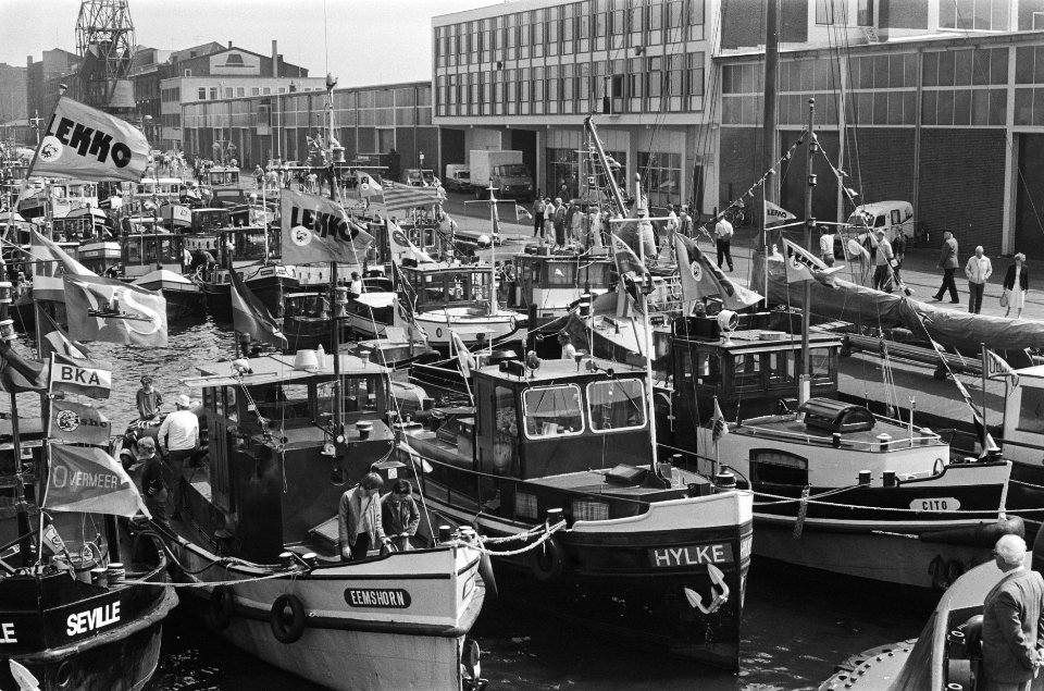 Honderd sleepboten in Oost Handelskade in Amsterdam, Bestanddeelnr 933-3304
