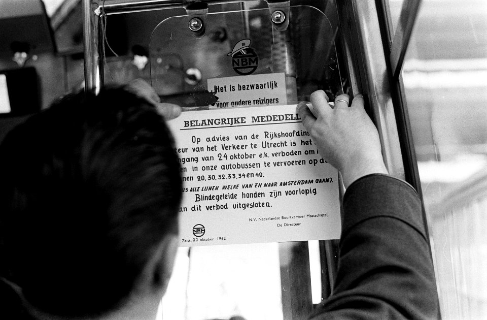 Hondsdolheid in Amsterdam, in de bussen van de NBM zijn biljetten opgeplakt, Bestanddeelnr 914-4369
