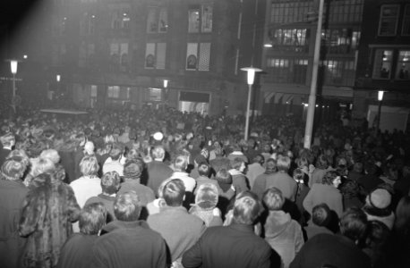 Honderdjarig bestaan van de Bijenkorf. Feest te Amsterdam Brandjes buiten Bijenk, Bestanddeelnr 923-3497