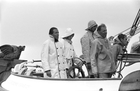 Honderd mijlsrace op IJsselmeer. Prinses Beatrix en prins Claus in oliegoed ture, Bestanddeelnr 921-4249