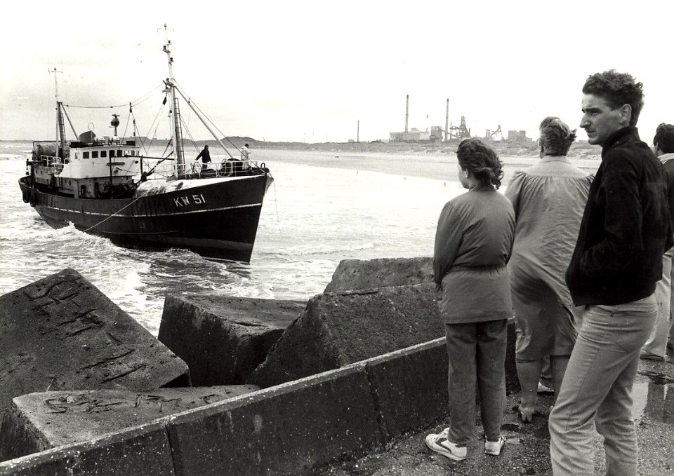 Honderden belangstellenden bekeken bij de Noordpier het vlottrekken van de kotter KW. 51. (Ora et Labora). Aangekocht in 1985 van United Photos de Boer. - Gepubliceerd, NL-HlmNHA 54016577