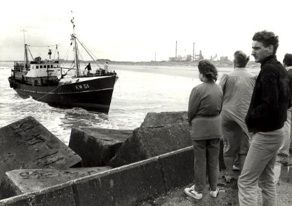 Honderden belangstellenden bekeken bij de Noordpier het vlottrekken van de kotter KW. 51. (Ora et Labora). Aangekocht in 1985 van United Photos de Boer. - Gepubliceerd, NL-HlmNHA 54016577