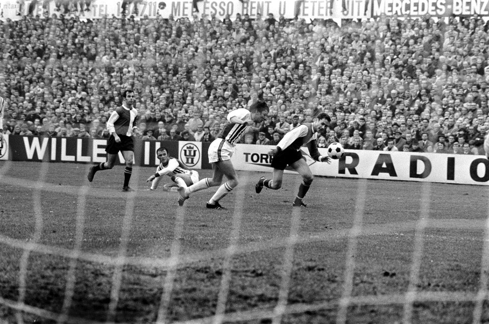 Holland Sport tegen Feyenoord 0-0. Aanval Feyenoord Moulijn, Verlangen (HS), Rog, Bestanddeelnr 923-0034