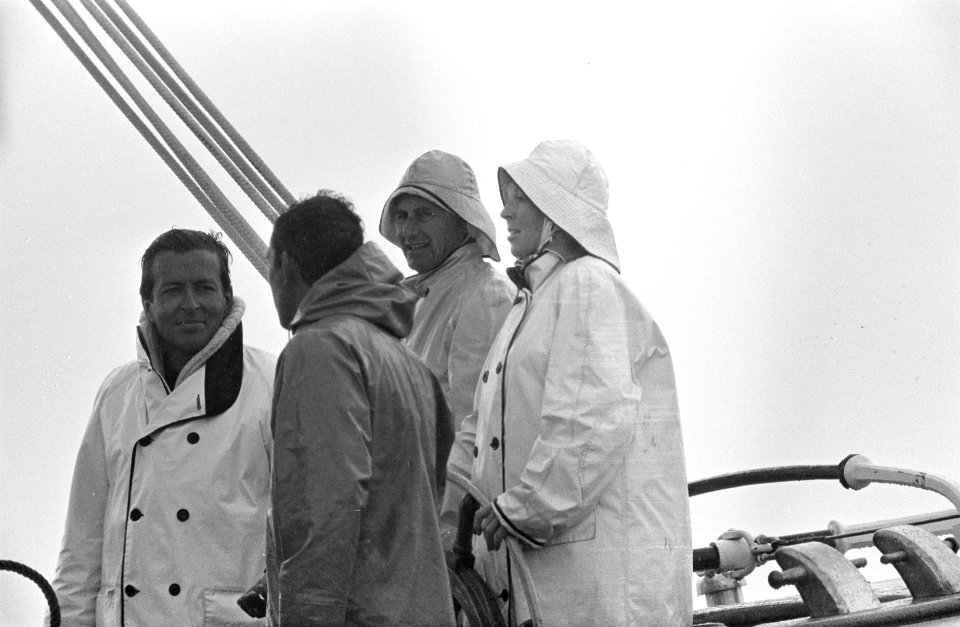 Honderd mijlsrace op IJsselmeer. Prinses Beatrix en prins Claus in oliegoed ture, Bestanddeelnr 921-4250