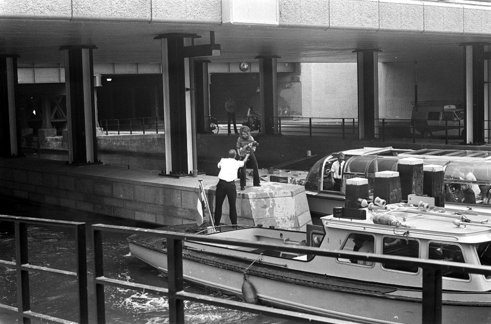 Hondje gered in Prinsengracht, Amsterdam, Bestanddeelnr 925-7846