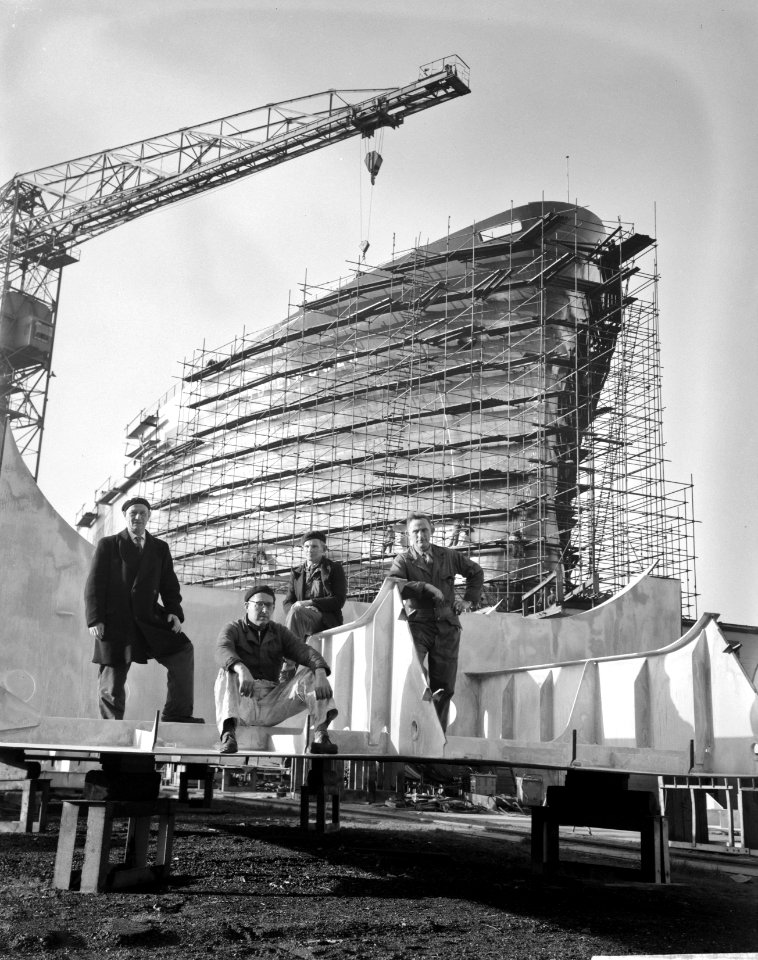 Honderdste schip op stapel bij NDSM. Vier arbeiders, die aan alle honderd schepe, Bestanddeelnr 913-2788