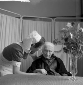 Honderdjarige in verzorgingstehuis in Amsterdam, Bestanddeelnr 913-1361