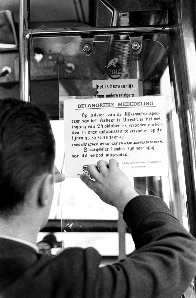 Hondsdolheid in Amsterdam, in de bussen van de NBM zijn biljetten opgeplakt, Bestanddeelnr 914-4368