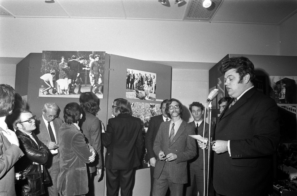 Holland Persfoto in Bijenkorf Amsterdam, staatssecretaris Vonhoff bij de prijsui, Bestanddeelnr 925-3212