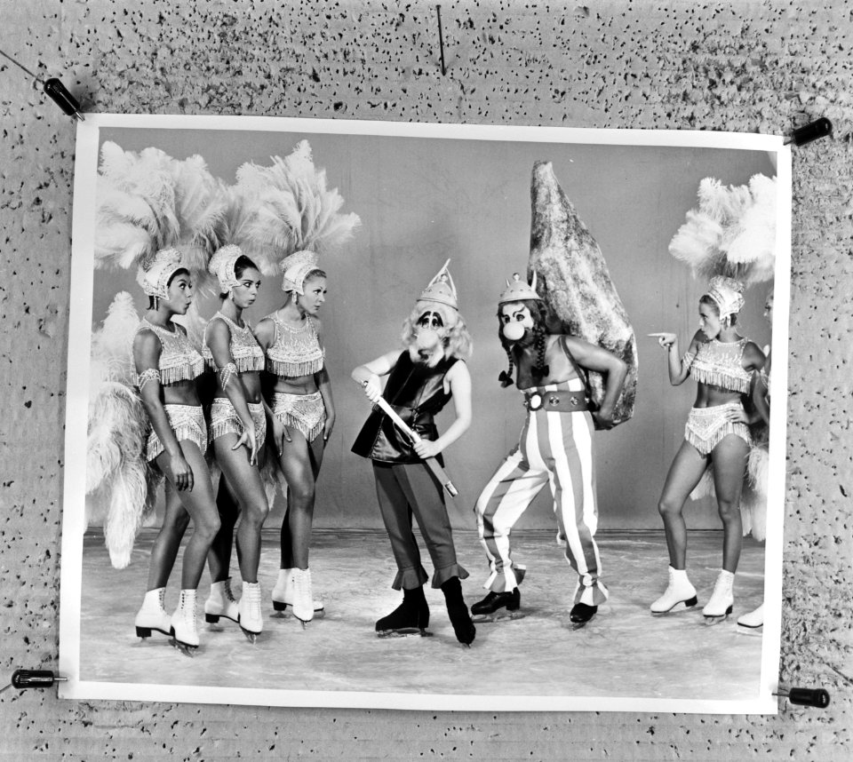 Holiday on Ice show , scene met stripfiguur Asterix, Bestanddeelnr 926-0960