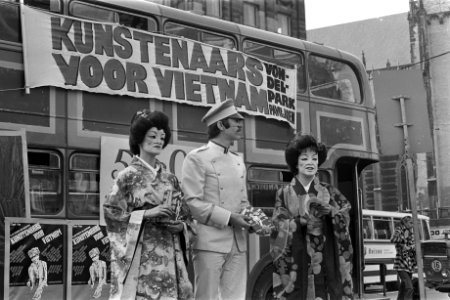 Holland Festival voor Vietnam, figuren uit Soldaat Tauaka bij bus, Bestanddeelnr 926-3736