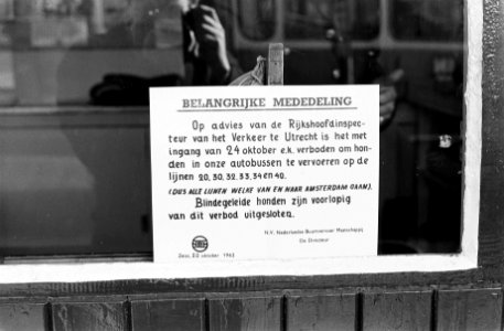 Hondsdolheid in Amsterdam, in de bussen van de NBM zijn biljetten opgeplakt, Bestanddeelnr 914-4371