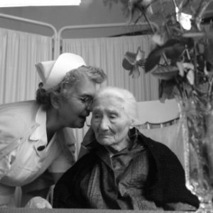 Honderdjarige in verzorgingstehuis in Amsterdam, Bestanddeelnr 913-1360 photo