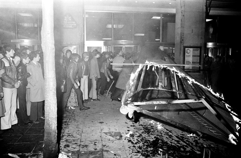 Honderdjarig bestaan van de Bijenkorf. Feest te Amsterdam Brandjes buiten Bijenk, Bestanddeelnr 923-3495