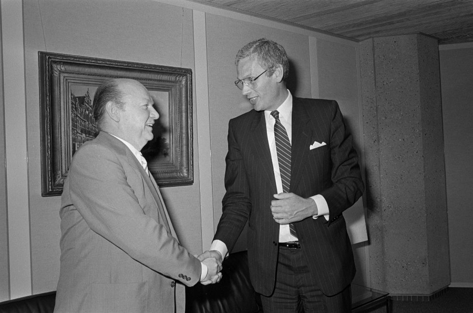 Hongaarse minister van BuZa Varkonyi (l) met minister Van der Broek, Bestanddeelnr 933-3732