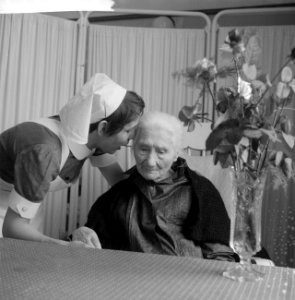 Honderdjarige in verzorgingstehuis in Amsterdam, Bestanddeelnr 913-1359