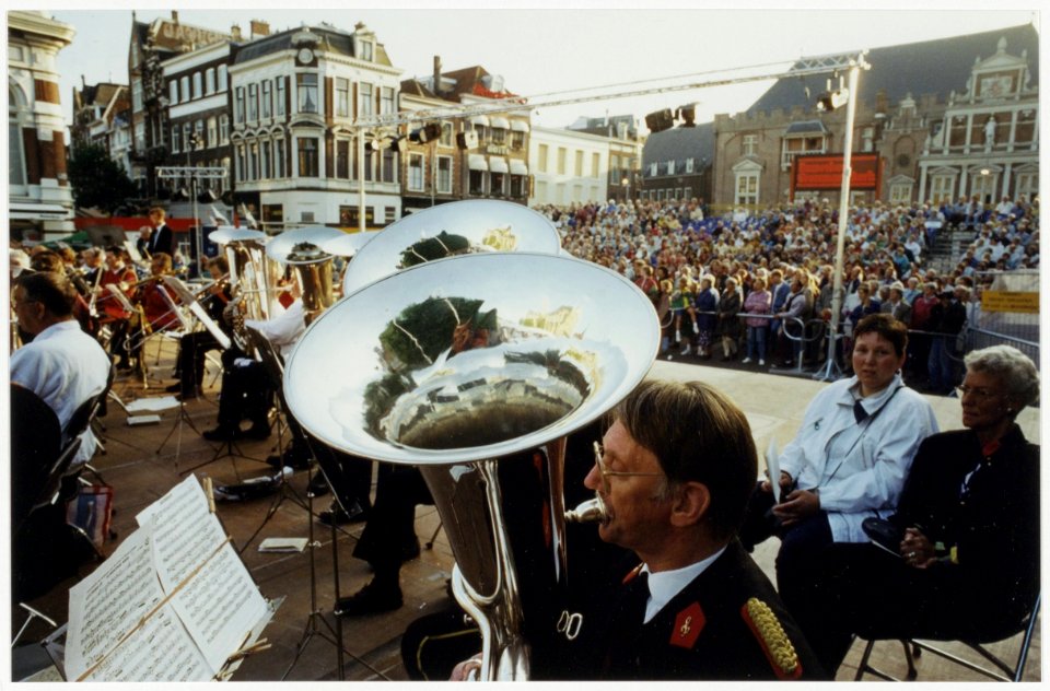 Honderden musici begeleidden op 1 juni 1995 de 750 zangers en zangeressen op de Grote Markt., NL-HlmNHA 54036177