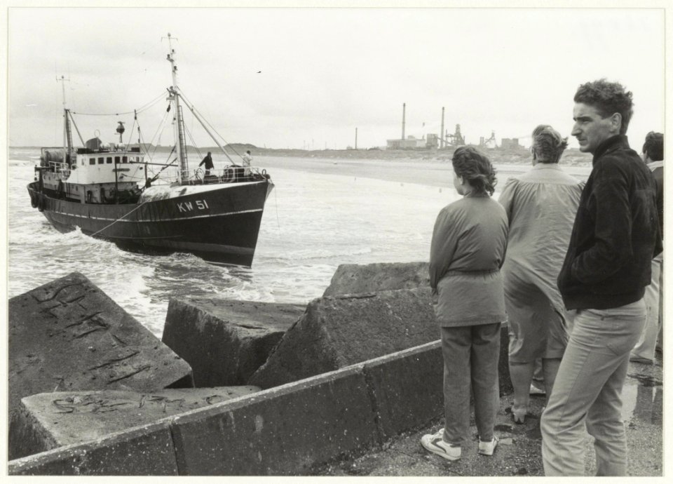 Honderden belangstellenden bekeken op de Noordpier het vlottrekken van de visserskotter KW 51 'Ora et Labora'. NL-HlmNHA 54016577