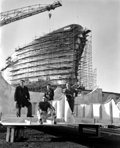 Honderdste schip op stapel bij NDSM. Vier arbeiders, die aan alle honderd schepe, Bestanddeelnr 913-2787
