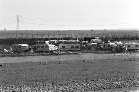 Honderd zigeuners verblijven voorlopig op camping in Almere overzicht caravans o, Bestanddeelnr 931-3189