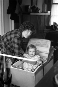 Hongerstaking voor nieuwe woning Vrouw met kind bij kinderwagen, Bestanddeelnr 912-8569