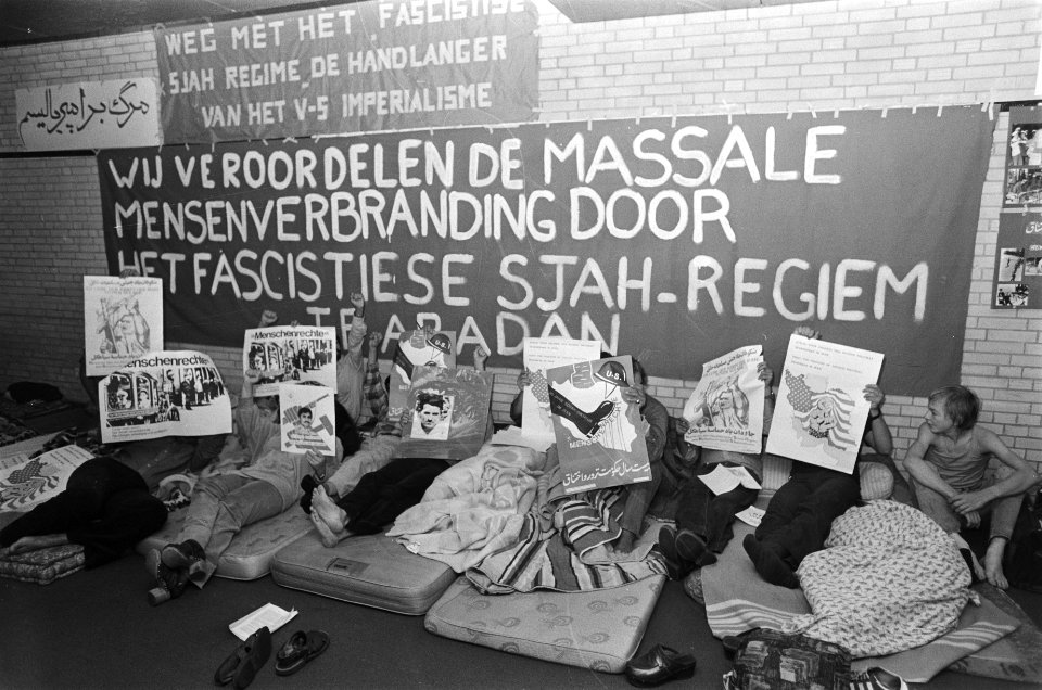 Hongerstaking Iraanse studenten in Mozes en Aaronkerk uit protest tegen regiem S, Bestanddeelnr 929-8755