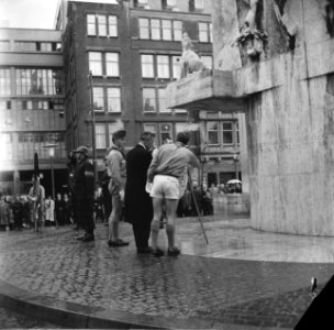 Hongarenherdenking op de Dam. Kranslegging, Bestanddeelnr 913-1431