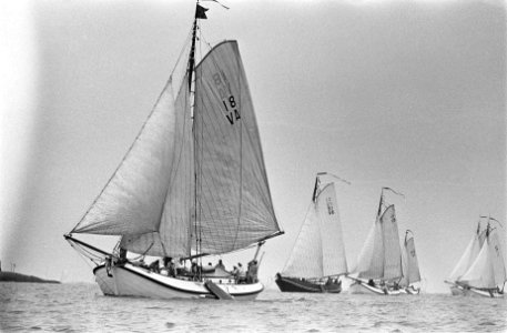 Honderd mijlsrace op IJsselmeer. Prinses Beatrix en prins Claus in oliegoed ture, Bestanddeelnr 921-4230
