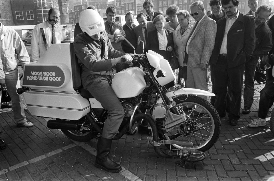 Hondepoepmotor in gebruik gesteld in Amsterdam, Bestanddeelnr 933-4422