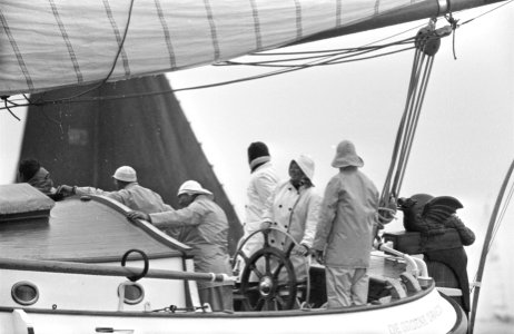 Honderd mijlsrace op IJsselmeer. Prinses Beatrix en prins Claus in oliegoed ture, Bestanddeelnr 921-4248