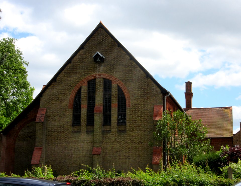 Holy Trinity Church, Chobham Road, Knaphill (June 2015) (1)