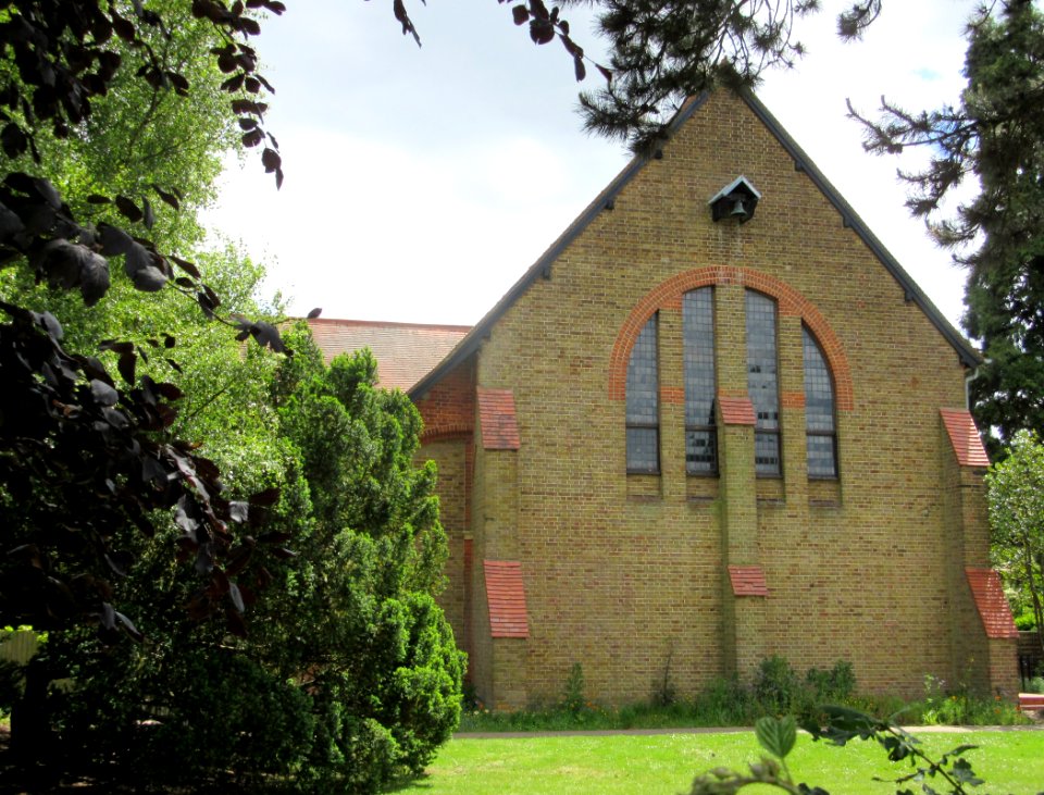 Holy Trinity Church, Chobham Road, Knaphill (June 2015) (2)