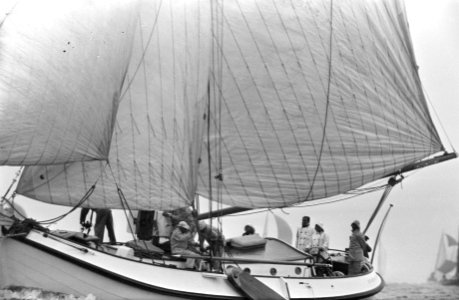 Honderd mijlsrace op IJsselmeer. Prinses Beatrix en prins Claus in oliegoed ture, Bestanddeelnr 921-4247