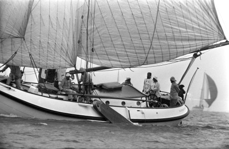 Honderd mijlsrace op IJsselmeer. Prinses Beatrix en prins Claus in oliegoed ture, Bestanddeelnr 921-4229