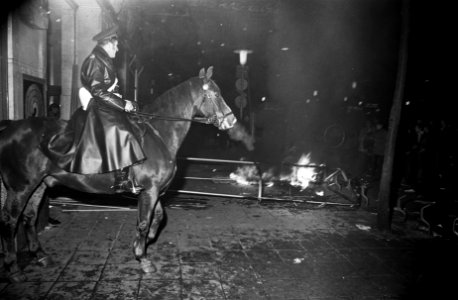 Honderdjarig bestaan van de Bijenkorf. Feest te Amsterdam Brandjes buiten Bijenk, Bestanddeelnr 923-3493