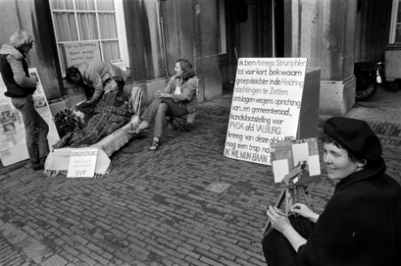 Hongerstaking van ontslagen juffrouw uit Helderingssticht op Binnenhof, Bestanddeelnr 927-2372