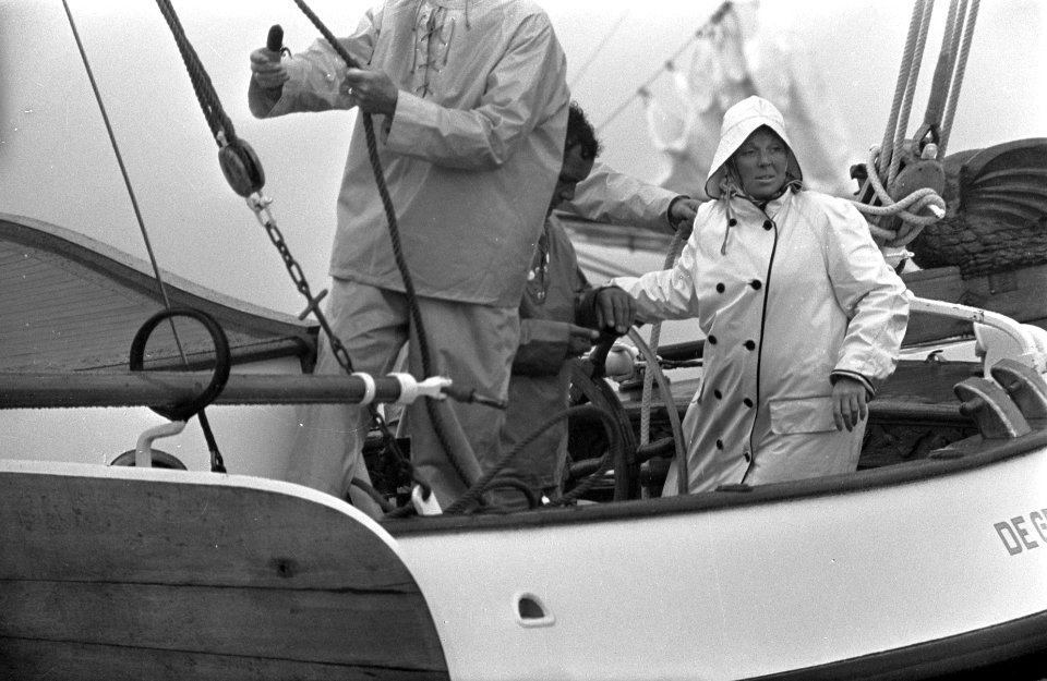 Honderd mijlsrace op IJsselmeer. Prinses Beatrix in oliegoed aan het roer Groen, Bestanddeelnr 921-4227