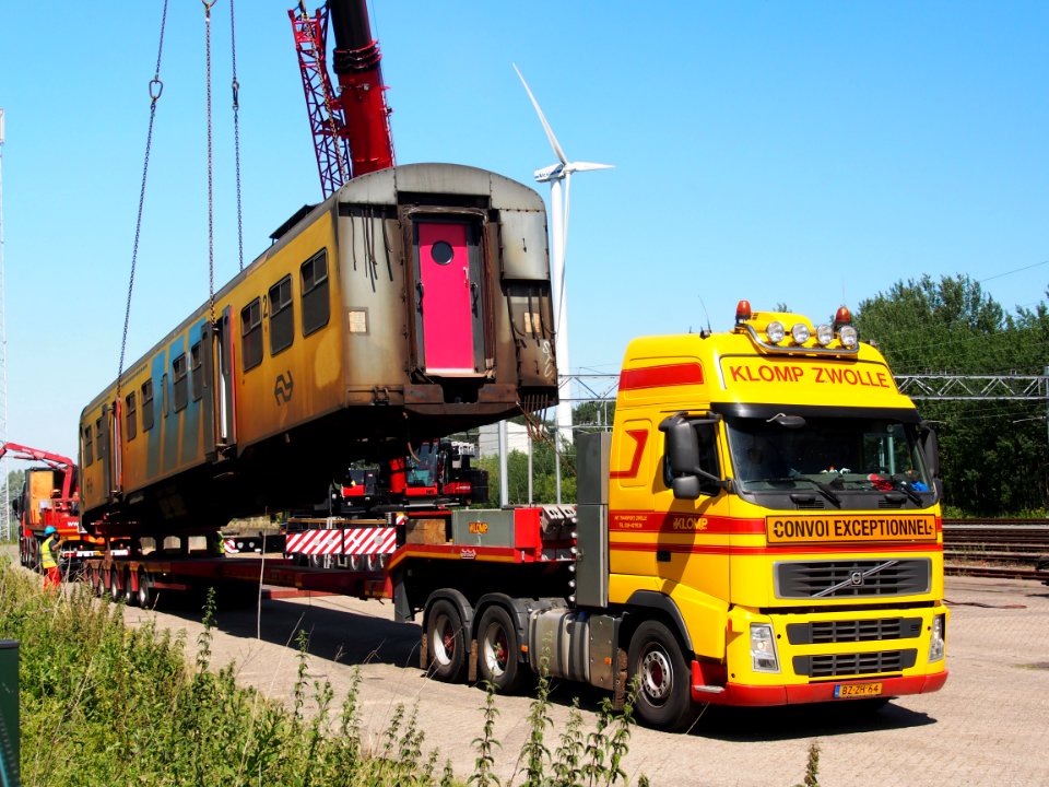 Hondekop loaded onto Volvo of Klomp International Transport Zwolle, pic1