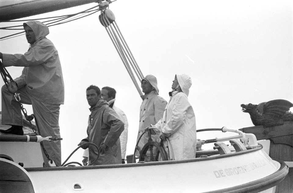 Honderd mijlsrace op IJsselmeer. Prinses Beatrix en prins Claus in oliegoed ture, Bestanddeelnr 921-4245