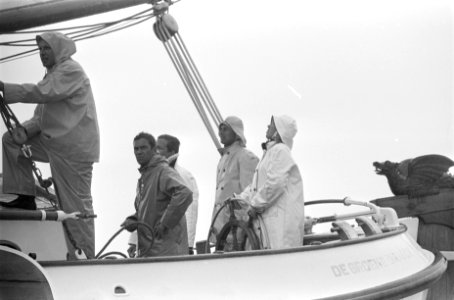 Honderd mijlsrace op IJsselmeer. Prinses Beatrix en prins Claus in oliegoed ture, Bestanddeelnr 921-4245