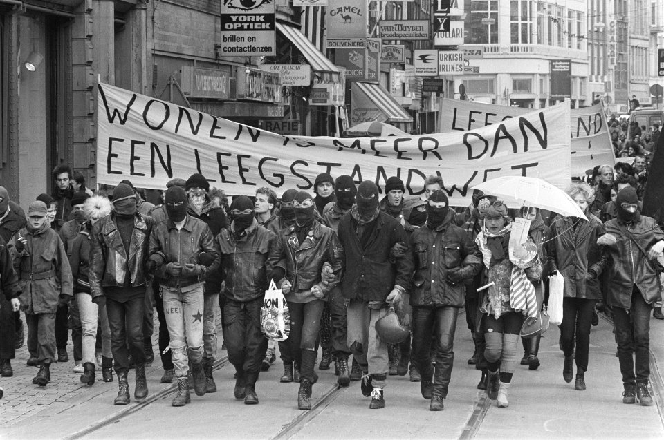 Honderden krakers demonstreren in Amsterdam tegen leegstandswet demonstratie do, Bestanddeelnr 933-9117