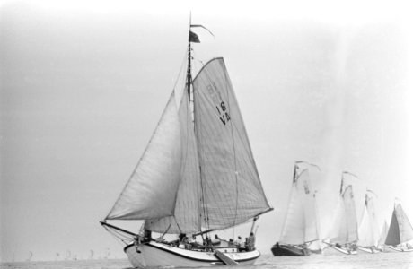 Honderd mijlsrace op IJsselmeer. Prinses Beatrix en prins Claus in oliegoed ture, Bestanddeelnr 921-4235